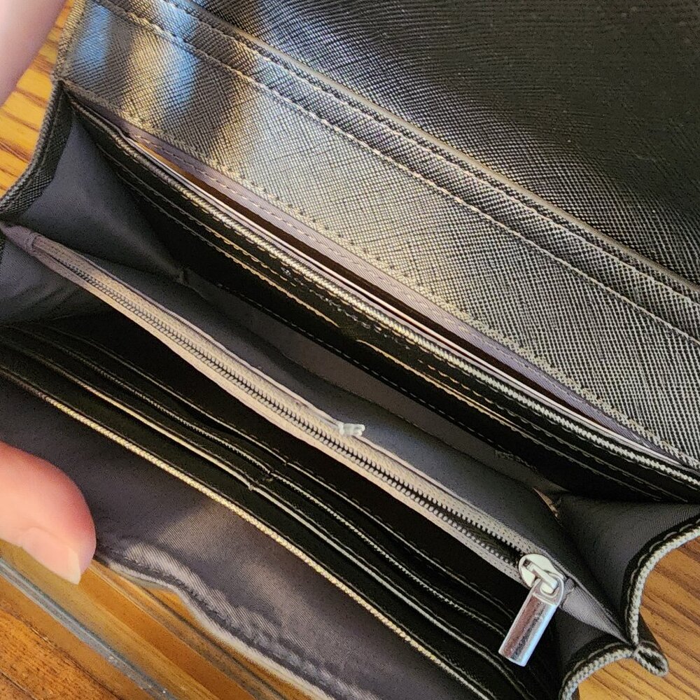 NWOT Save the Girls Phone Crossbody with Touch Screen Access - The Timeless, Sui - Picture 3 of 5